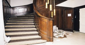 Adolf Loos měl navrhnout také vybavení vily, z haly vedlo reprezentativní dřevěné schodiště do patra s ložnicemiFoto Karel Šabata, 2003, zdroj: tugendhat.eu