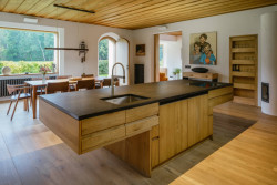 Ústředním prostorem domu je obývací pokoj s kuchyní a jídelnou