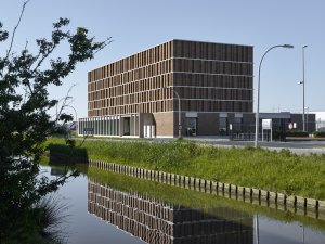 Městský Archiv Delft, Office Winhov, Gottlieb Paludan Architects: Organizačně je budova rozdělena do dvou celků - kanceláře, dílny, čítárny a kavárna ve spodním patře a archivní depozitáře v patrech nad nimi