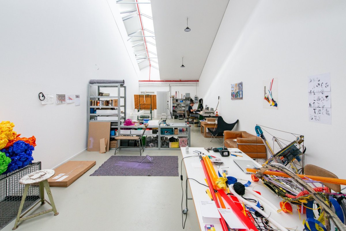 Rozptýlené horní světlo je vhodné pro uměleckou činnost. (ATELIER BRÜCKNER, Wagenhallen ve Stuttgartu)