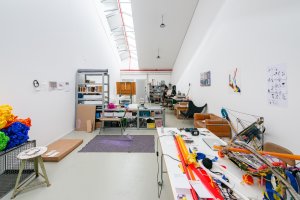 Rozptýlené horní světlo je vhodné pro uměleckou činnost. (ATELIER BRÜCKNER, Wagenhallen ve Stuttgartu)