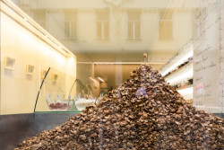 Soutěž o nejlepší výlohu vyhrála hravá instalace hory skořápek od designérek Adély Kadlčákové a Marie Sixtové.