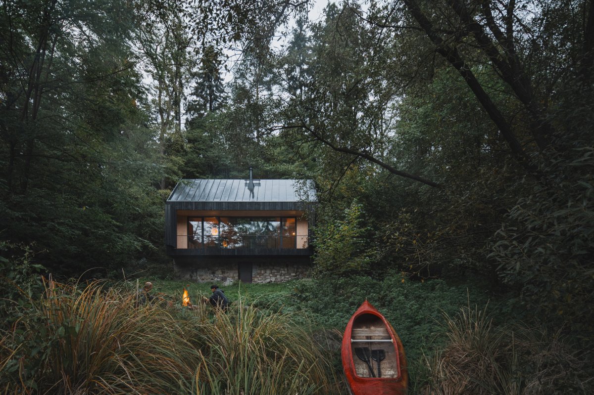 Nová chata, stejně jako ta původní, nabízí únik od každodenního shonu. (Chata u Sázavy mezi skálou a řekou; Mimosa Architekti)