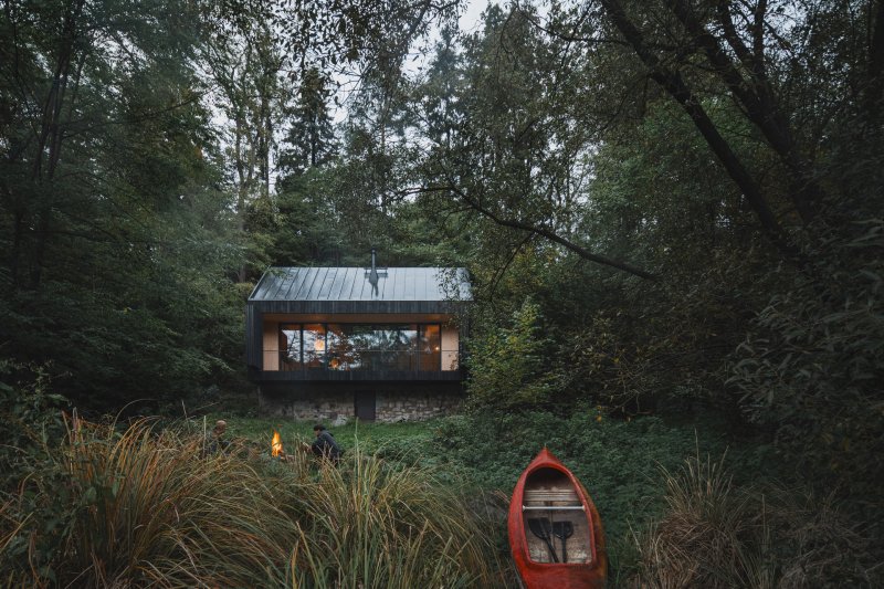 Nová chata, stejně jako ta původní, nabízí únik od každodenního shonu. (Chata u Sázavy mezi skálou a řekou; Mimosa Architekti)