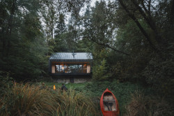 Nová chata, stejně jako ta původní, nabízí únik od každodenního shonu. (Chata u Sázavy mezi skálou a řekou; Mimosa Architekti)