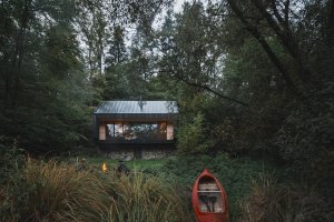 Nová chata, stejně jako ta původní, nabízí únik od každodenního shonu. (Chata u Sázavy mezi skálou a řekou; Mimosa Architekti)