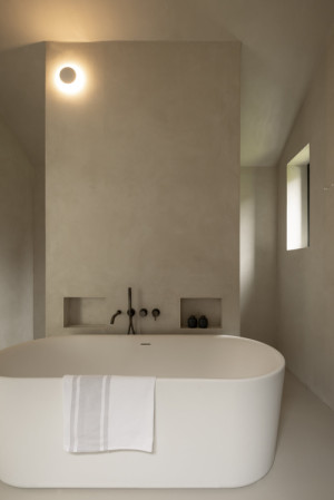 Na podlahách je epoxidová stěrka, která dobře odolává každodennímu provozu a hodí se i do domácnosti se psem. (Dům inspirovaný australskou architekturou; Anna Koukolová architekti)