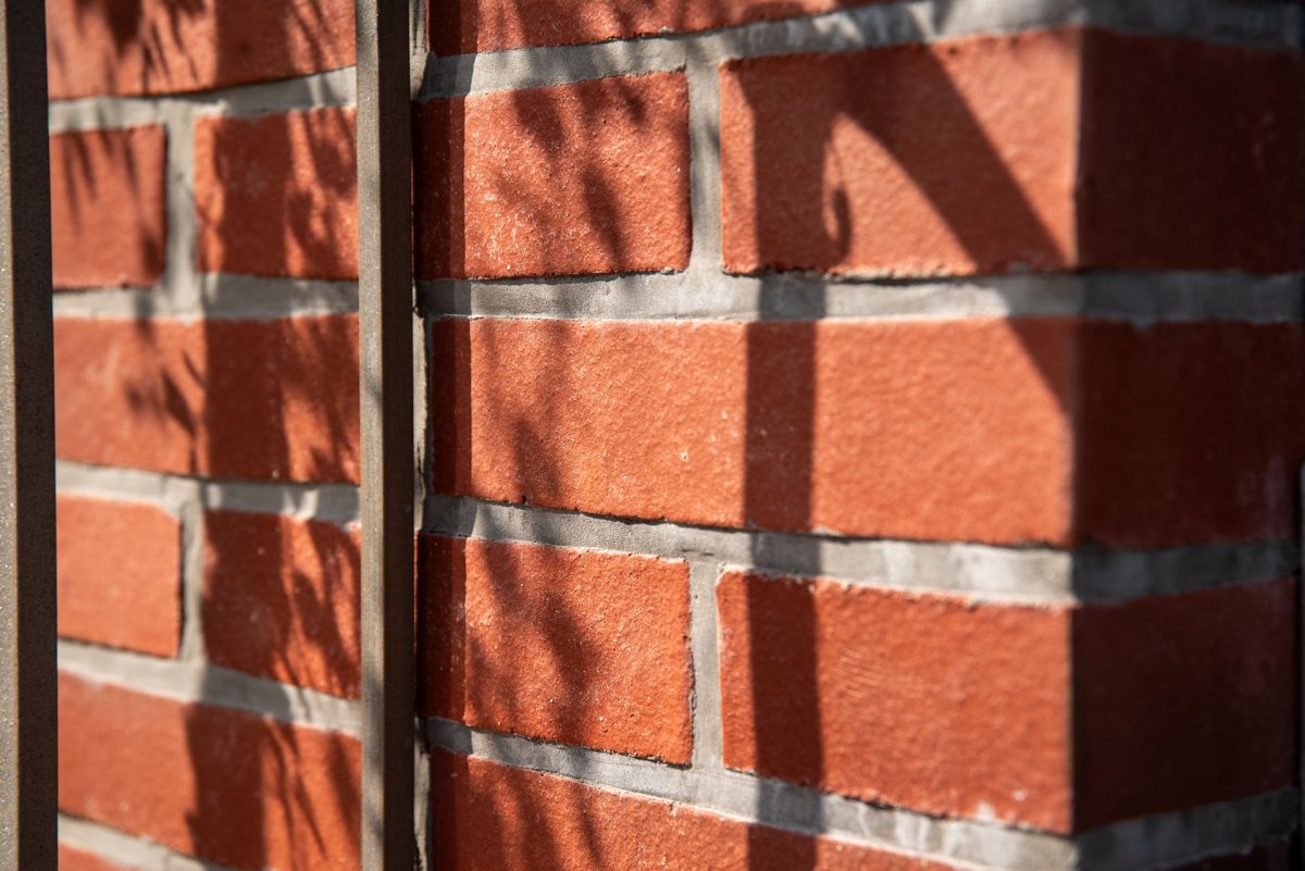 Cihelné zídky postavené z tradičních cihel z Cihelny Kadaň vytváří reprezentativní vstupní prostor, ladící s architekturou domu.
