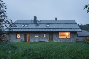 Nejvýraznějším novým prvkem je ovšem velkoformátové bezrámové okno. (Rekonstrukce rodinného domu na Šumavě, Archport)
