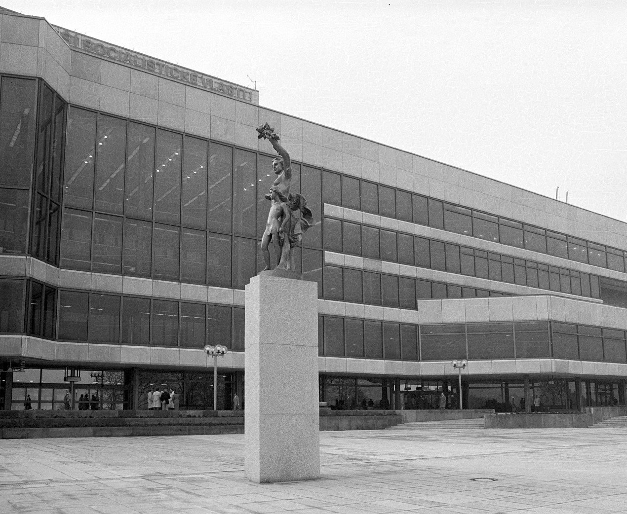 Socha Radostný den od Jana Hany z roku 1981,