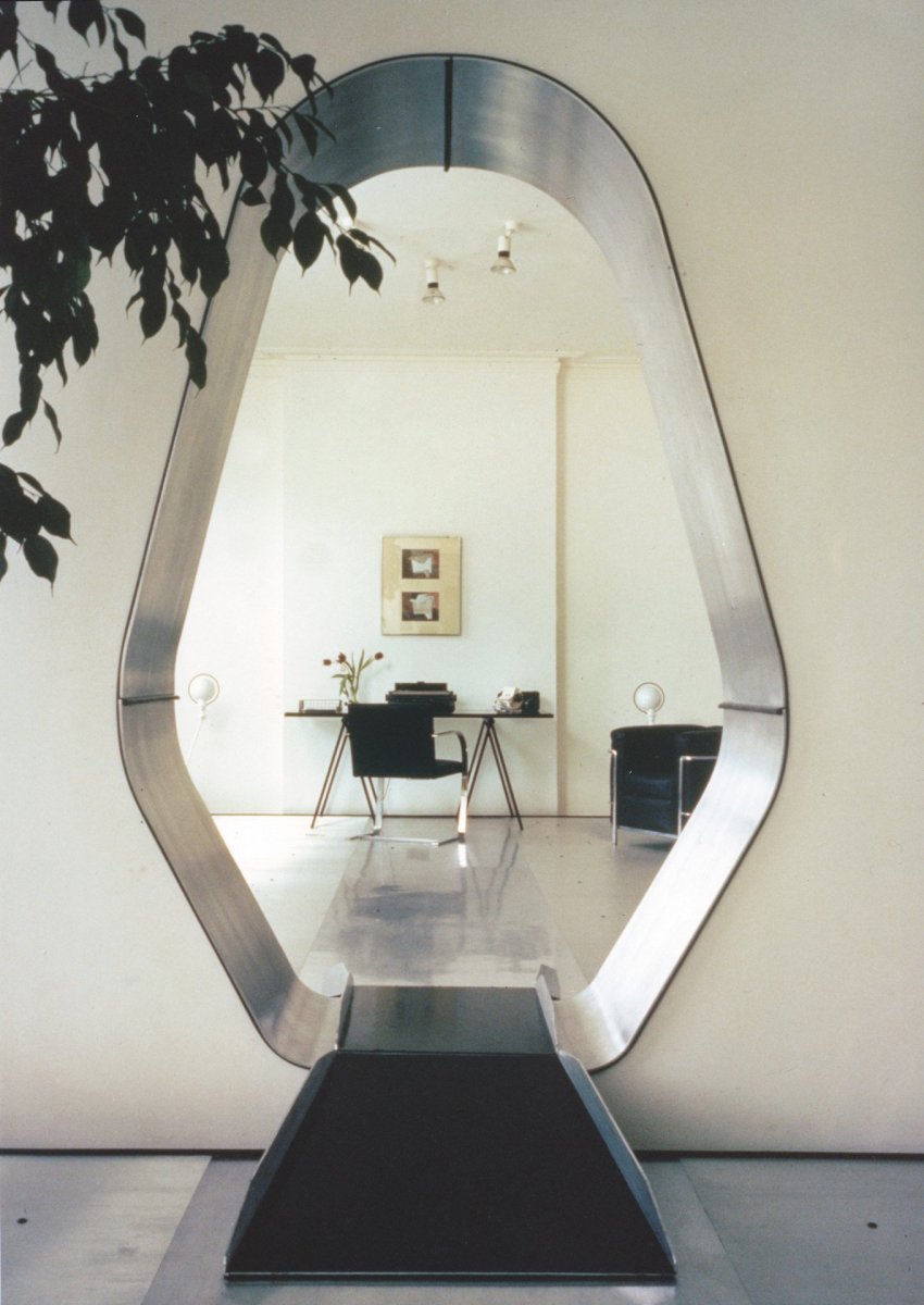 Londýnský byt (1985) teoretika architektury a designu Deyana Sudjice – Kaplický se zde inspiroval filmem 2001: Vesmírná odysea.