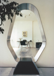 Londýnský byt (1985) teoretika architektury a designu Deyana Sudjice – Kaplický se zde inspiroval filmem 2001: Vesmírná odysea.