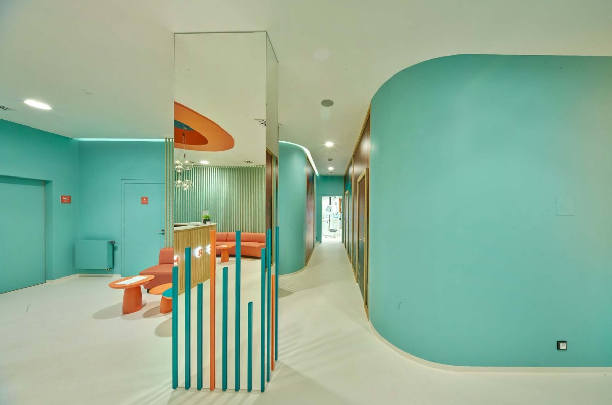 Interiér rehabilitačního centra CRIMED v Poděbradech od designérky Kateřiny Kersey a architektky Lucie Náhlovské