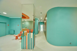 Interiér rehabilitačního centra CRIMED v Poděbradech od designérky Kateřiny Kersey a architektky Lucie Náhlovské