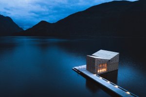 Feste Landscape Architecture navrhli saunu plující na norském jezeře Bandak