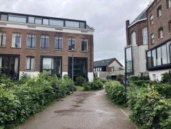 Jen kousek od viaduktu Hofbogen se nachází bývalá věznice Noordsingel. Atelier Quadrat a WDJ Architects přeměnili vězeňský komplex na místo, kterému se přezdívá „Zahrada severu“.