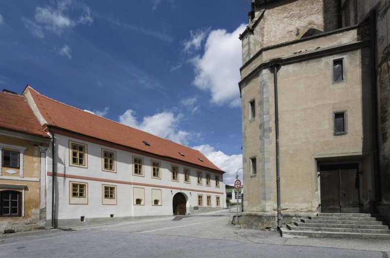 Úprava bývalé fary ve Chvalšinách na zařízení pro  pobyty osob s poruchami autistického spektra, pohled z náměstí, 4DS