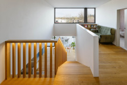 Horní patro s čtenářským koutkem (RD v Benešově; Ateliér VAS)