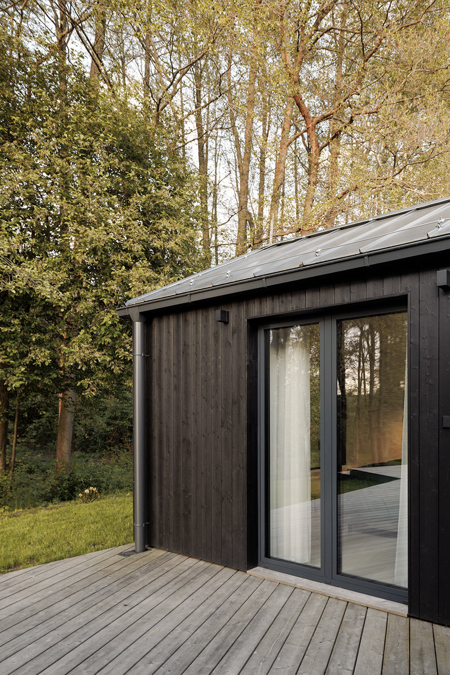 Terasa je z neošetřeného modřínu, který bude časem získávat stříbrnou patinu. (Dům inspirovaný australskou architekturou; Anna Koukolová architekti)