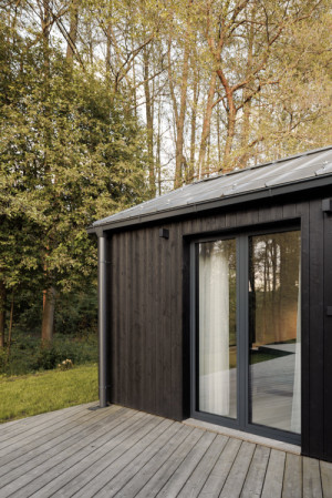 Terasa je z neošetřeného modřínu, který bude časem získávat stříbrnou patinu. (Dům inspirovaný australskou architekturou; Anna Koukolová architekti)