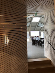 Pohled do hlavní zasedací místnosti s impozantním stropem