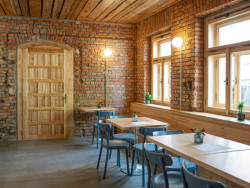 V řadovém domě je kavárna.