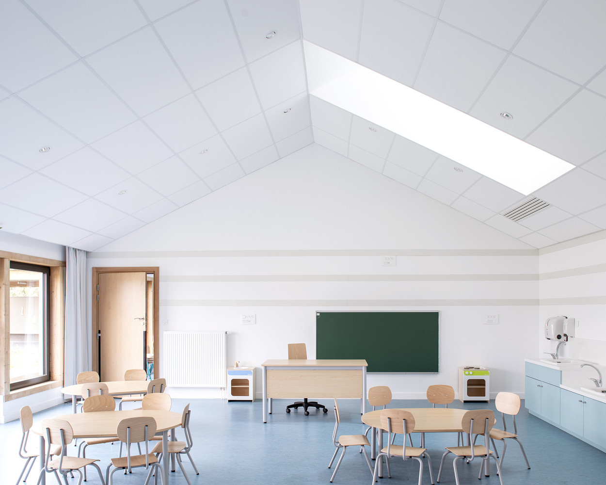 Na závěr se přesuňme do zahraničí, konkrétně do Francie za školou od studia FAUN. Zajímavá je svým lapidárním tvarem, který navazuje na architektonickou tradici místa - v té hrají důležitou roli sedlové střechy.