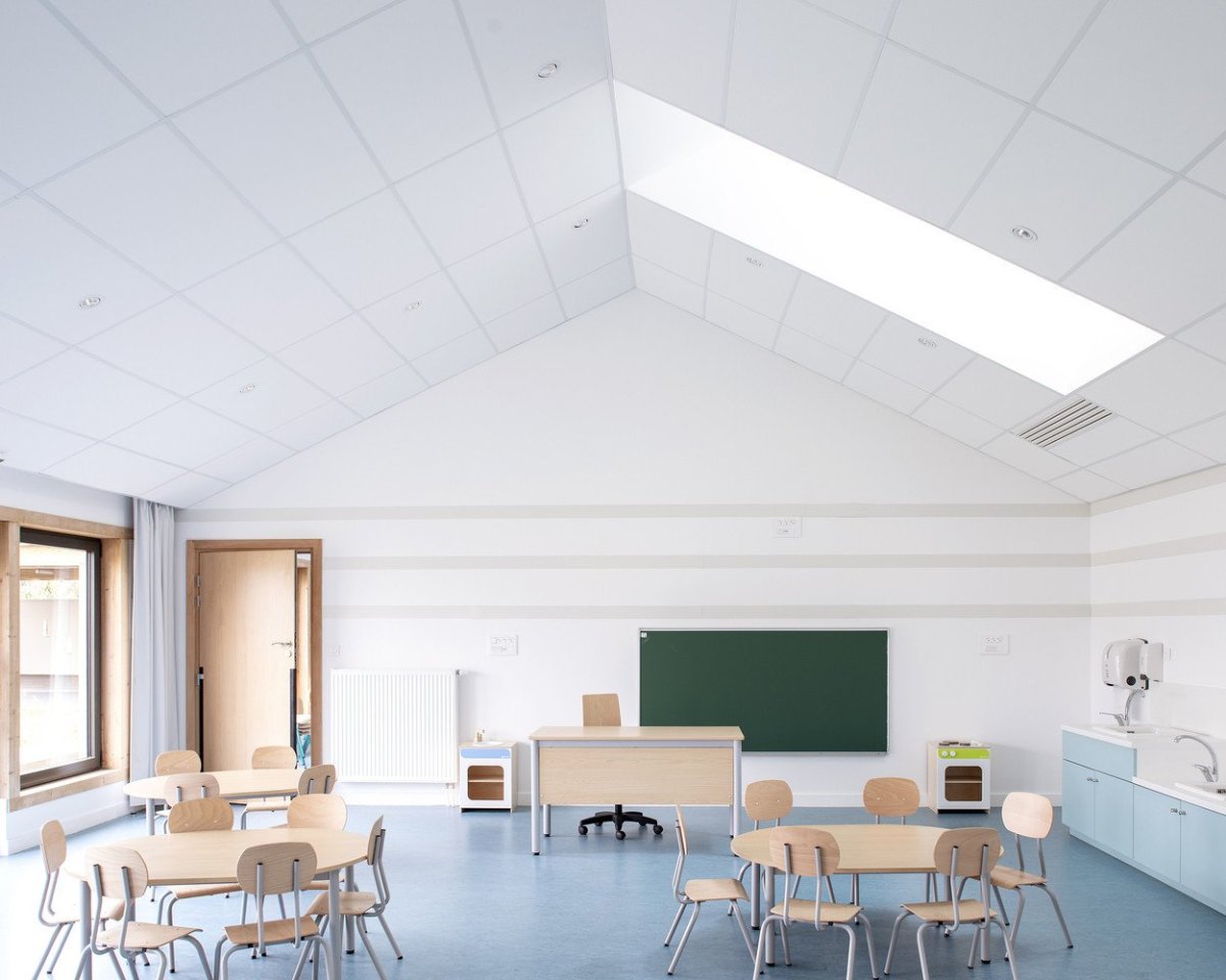 Na závěr se přesuňme do zahraničí, konkrétně do Francie za školou od studia FAUN. Zajímavá je svým lapidárním tvarem, který navazuje na architektonickou tradici místa - v té hrají důležitou roli sedlové střechy.