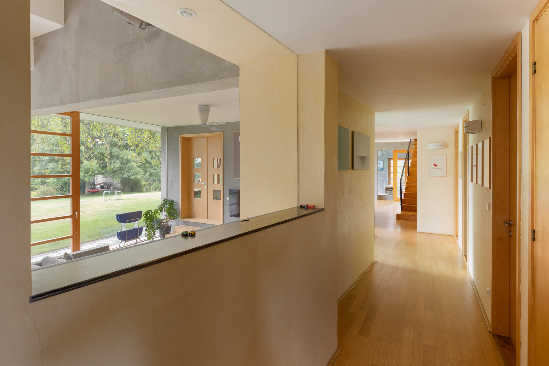 Interiér zůstal dodnes prakticky beze změn, co se týče dekorací, odráží uměleckou vášeň pana majitele