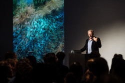 Edward Burtynsky při své přednášce v CAMPu.