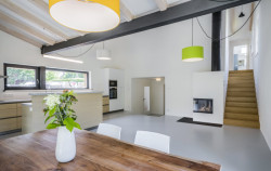 Rodinný dům v Písnici, daviddavidová architekti: Například rámy oken, krbový komín, překlad v místě, kde se stýkají dvě sedlové střechy