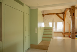 Půdní byt v kolonii Svoboda - Hlavní ideou již od začátku projektu bylo nechat krov maximálně otevřený a přiznaný