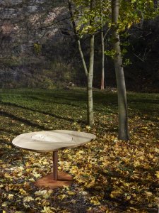 Architektka Daniela Polubědovová představila novou kolekci stolů Indiánské léto
