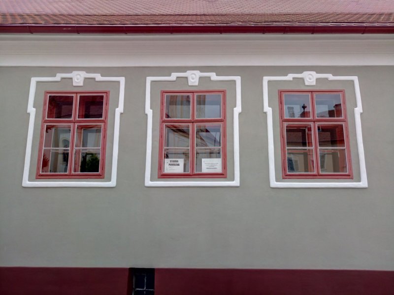 Šambrány, plasticky vystupující lemování kolem oken a dveří (Rekonstrukce historického domu v Šatově, Hlinaři)