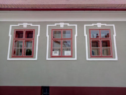 Šambrány, plasticky vystupující lemování kolem oken a dveří (Rekonstrukce historického domu v Šatově, Hlinaři)