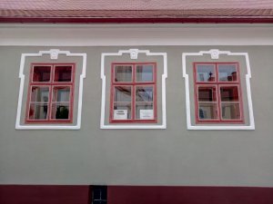 Šambrány, plasticky vystupující lemování kolem oken a dveří (Rekonstrukce historického domu v Šatově, Hlinaři)