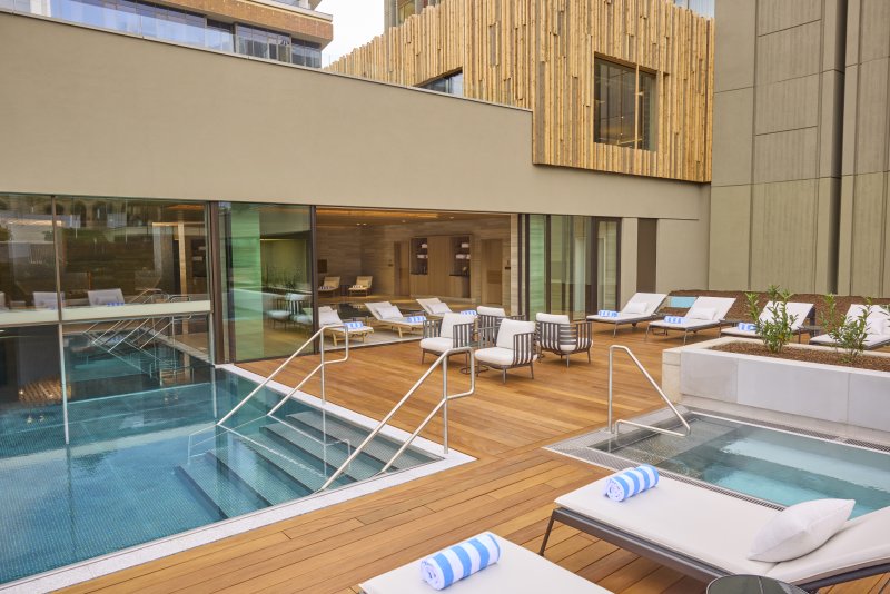 Nové spa v hotelu Fairmont Golden Prague: bazén, vířivka, sauny i umění