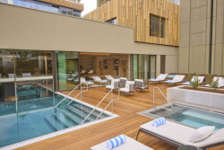 Nové spa v hotelu Fairmont Golden Prague: bazén, vířivka, sauny i umění
