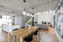 Dům ve Zlíně dokazuje, že i na svahu může být pohodlný dům se snadným přístupem na zahradu.