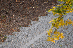 V parku jsou také nové povrchy, které propouští vodu. (SOA architekti, ateliér KONCEPT, Park historie v Aši)