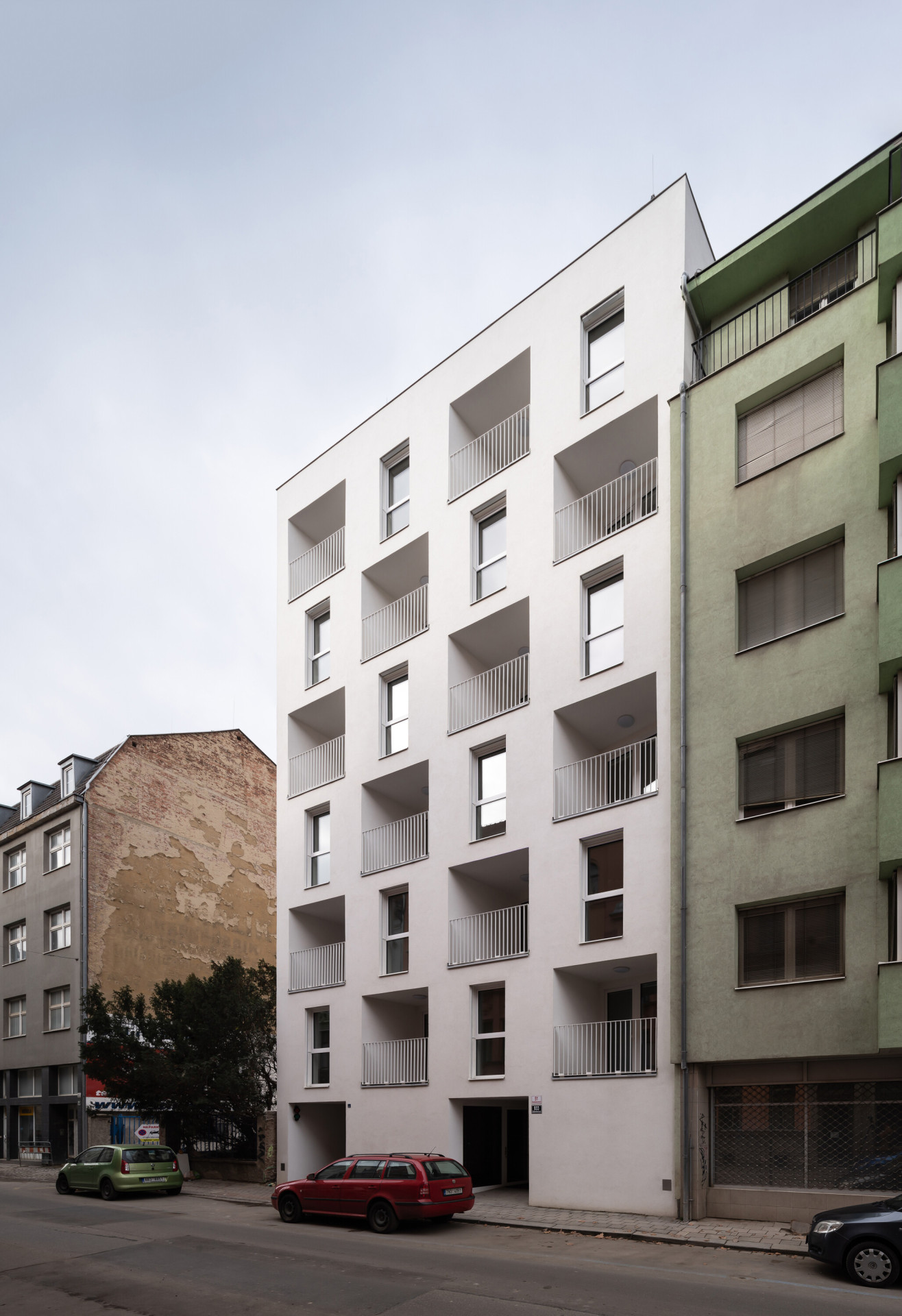 Bytový dům s dostupnými nájemními byty Bratislavská 51 v Brně, CL3: Na fasádě se pravidelně střídají okna a lodžie.