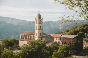 V novodobé historii byl totiž dlouho opuštěný, postupně zarostl a jeho zdivo se začalo rozpadat.