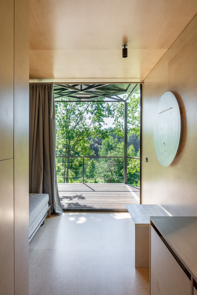 Interiér je oproti exteriéru proveden v kontrastní světlé barvě