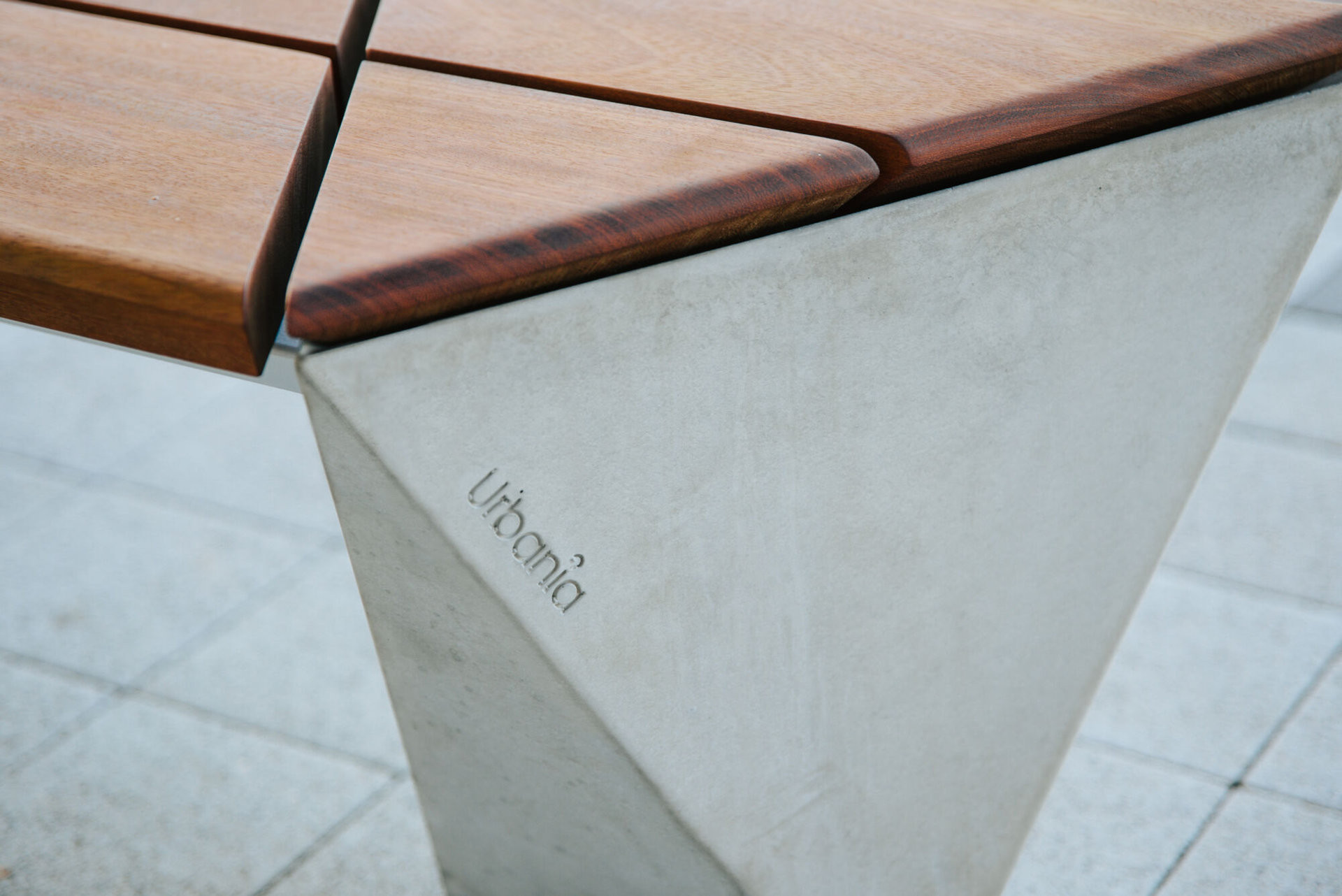 Lavička Spirit je inspirovaná geometrickou strukturou rovnostranných trojúhelníků.