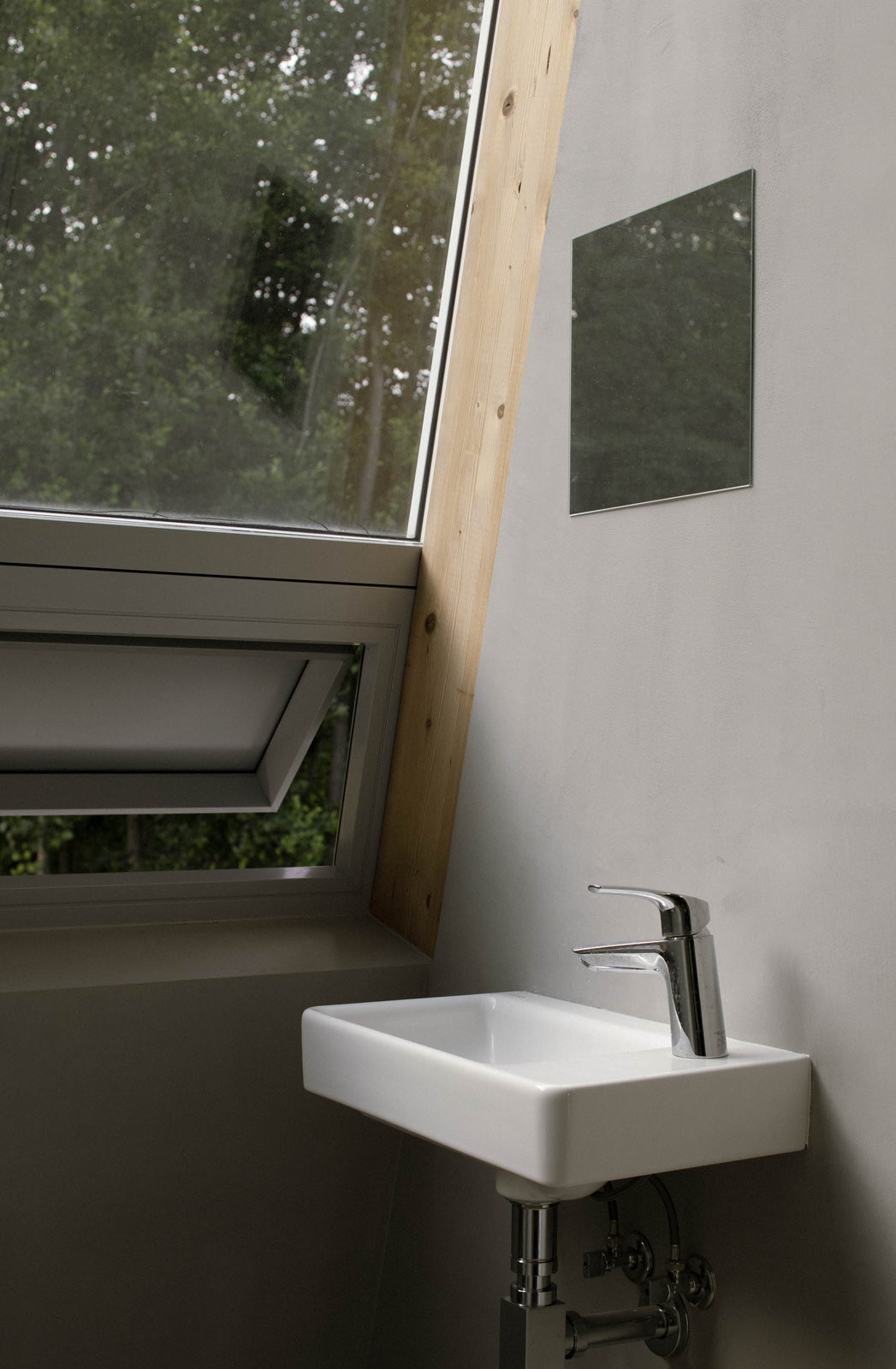 Intimní zátiší koupelny. (Dům se šikmou fasádou; Papundekl architekti)