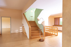 Od 8. 6. do 31. 8. 2023 bude Volmanova vila v Čelákovicích hostit výstavu českého designéry Jindřicha Halabaly