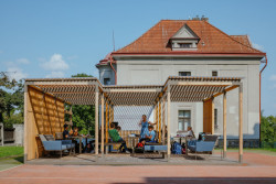 Vzdělávání v kostce (na fotografii Gymnázium Brandýs)