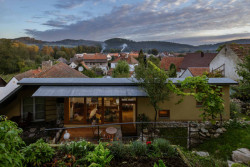 „Zakusuje“ se do svahu a působí, jako by tam byla odjakživa.