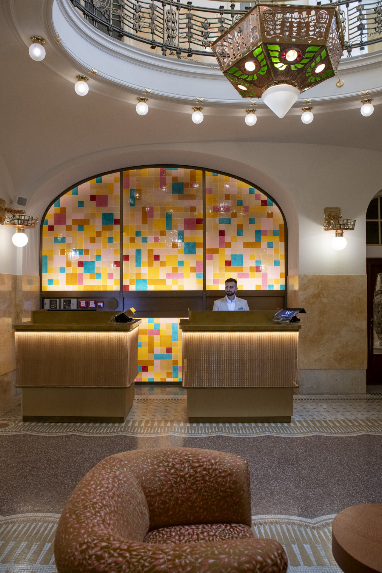 Například vstupní prostor s recepcí byl původně osově symetrický, tento charakter ovšem rekonstrukcí ztratil – současný provoz hotelu má jiné nároky na zázemí.