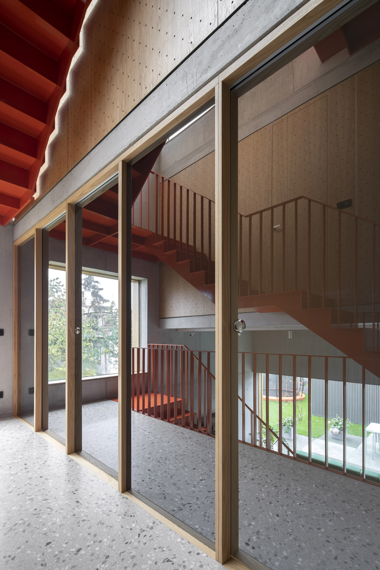 Rodinný dům Na rade, Noiz architekti: Postupuje se do obývacího pokoje o úroveň níž